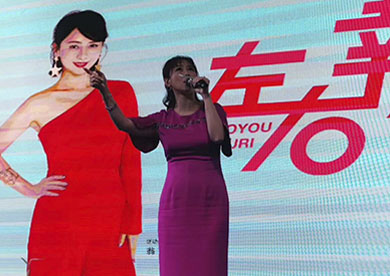 香港著名演員，歌手翁虹出席武漢左右沙發(fā)活動